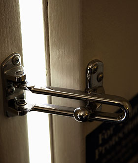 Įvairių modelių tvirti durų pritraukėjai, arba ribotuvai, atlieka ir durų grandinėlės funkcijas, - ypač masyvių durų, -  ir gali apsaugoti duris nuo trankymosi