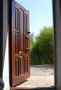 Tvirtos medinės durys su lygiaverčio saugumo spynomis