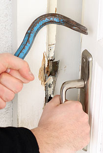 Atidarius užsikirtusią spyną nepritaikytais įrankiais, dažnai sugadinama spyna ir durys